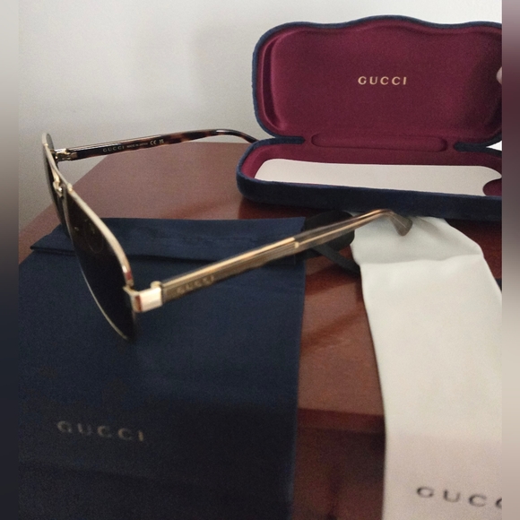 (SOLD) Gucci Unisex Aviator sunglasses GG0528S 63 GLD SHN GRN 889652236513 - Picture 11 of 11